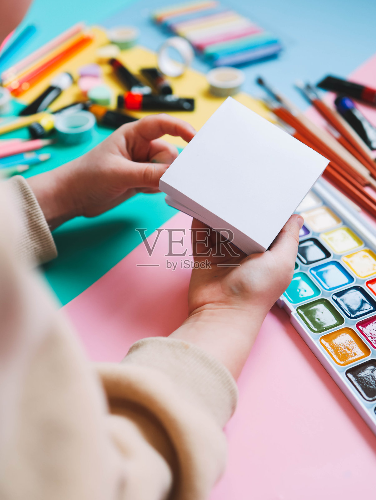 回到学校。全景教育横幅。俯视图，平铺。桌上的彩色用品，彩色纸。儿童的创造观念。学前学习、发展。教室的配件照片摄影图片