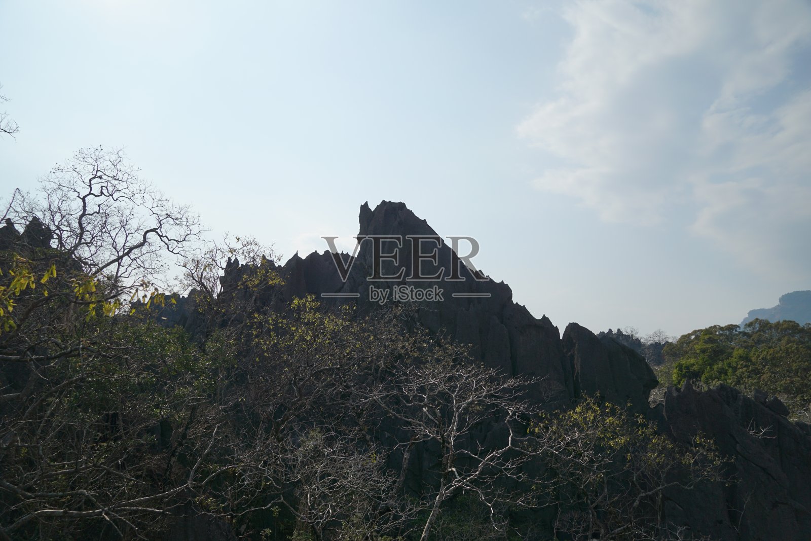 在国家公园附近徒步旅行，在老挝的岩石观景点。照片摄影图片