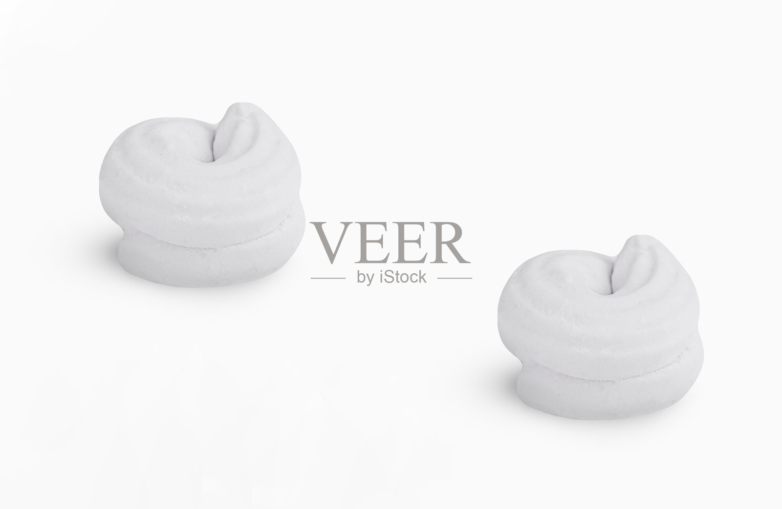 白色背景的蛋白酥饼照片摄影图片