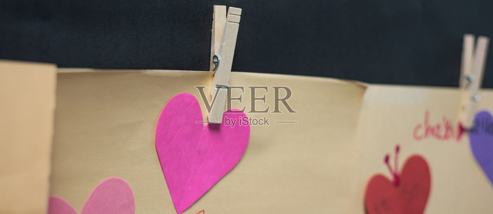 全景可爱心形纸工艺品绳挂附夹教室墙壁情人节庆祝活动在幼儿园，达拉斯，德克萨斯州，浪漫的装饰想法小孩学生照片摄影图片