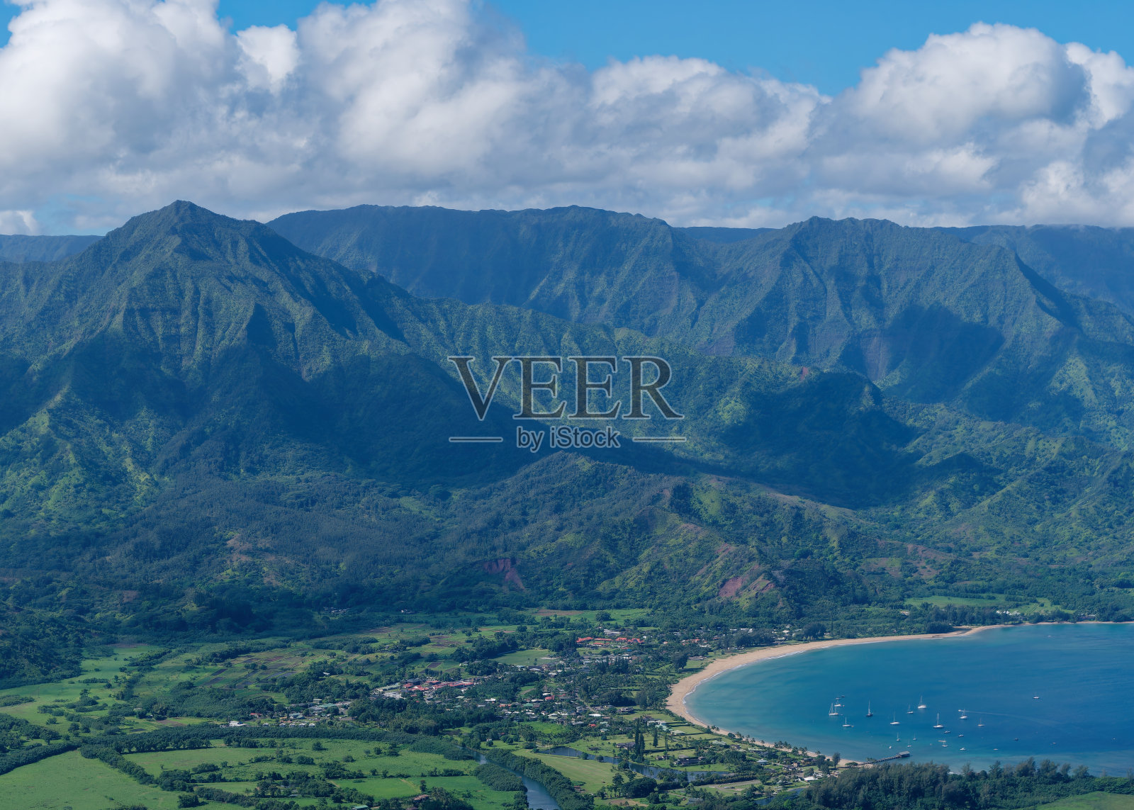 夏威夷考艾岛上的哈纳雷湾和哈纳雷山脉的旅游飞机航拍照片照片摄影图片