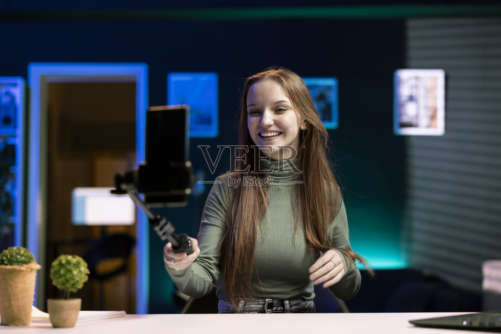 欢乐的艺人兴奋地在直播中与忠实的观众联系照片摄影图片