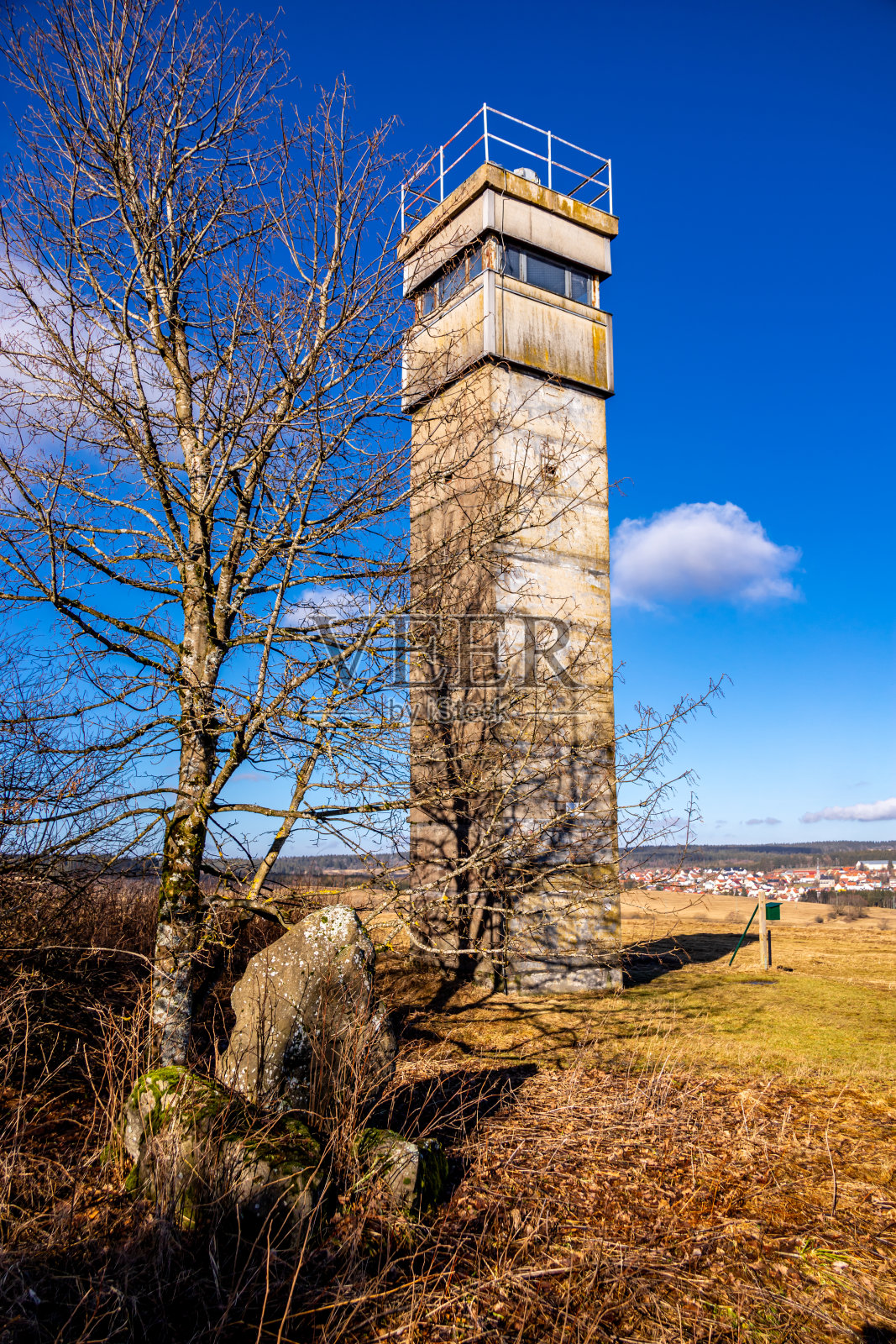 在一个美丽的阳光明媚的日子里，沿着图林根州，黑森州和巴伐利亚州之间的前边界进行短暂的冬季徒步旅行照片摄影图片