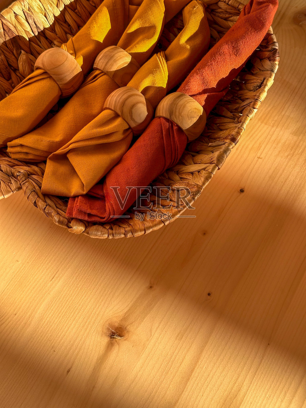 篮子里有纺织品餐巾。舒适的家居细节和游戏阴影照片摄影图片