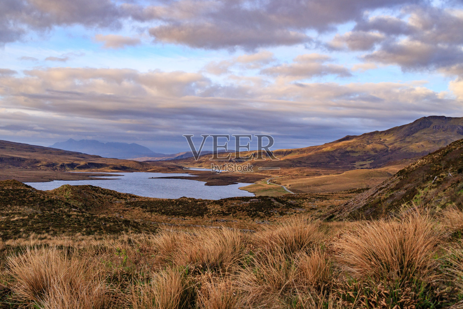 斯凯岛法达湖的黄金时刻照片摄影图片