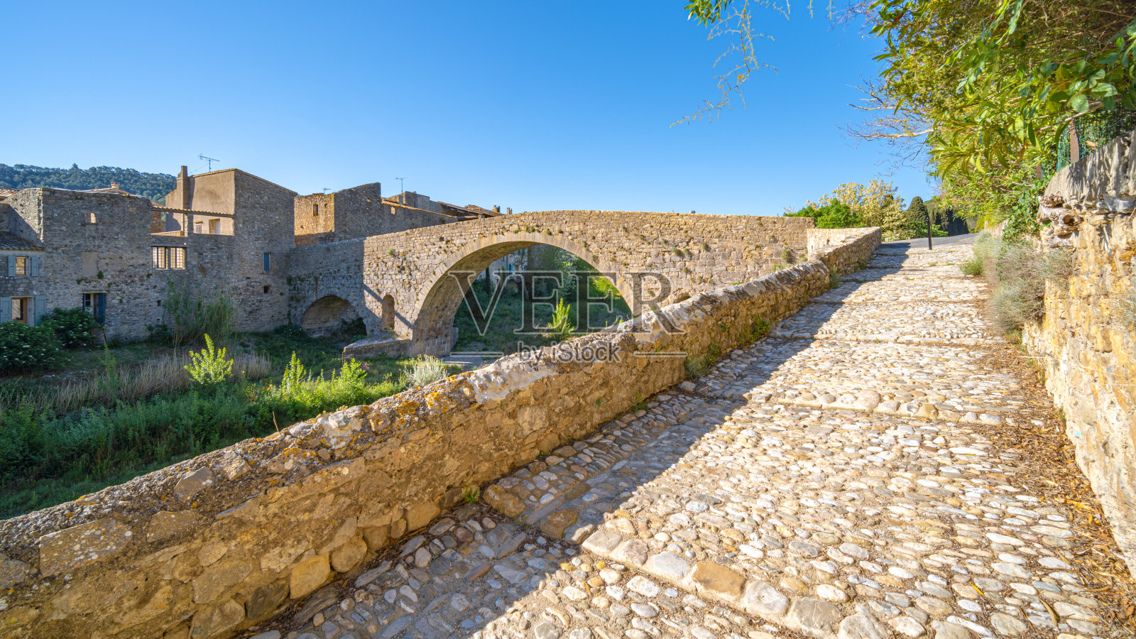 法国南部一个村庄的老桥照片摄影图片