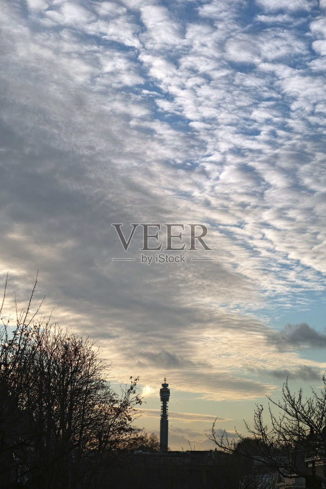 高积云中的BT塔照片摄影图片