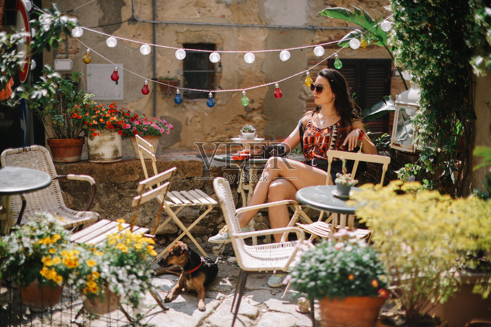 坐在意大利托斯卡纳一家宠物友好的咖啡馆里照片摄影图片