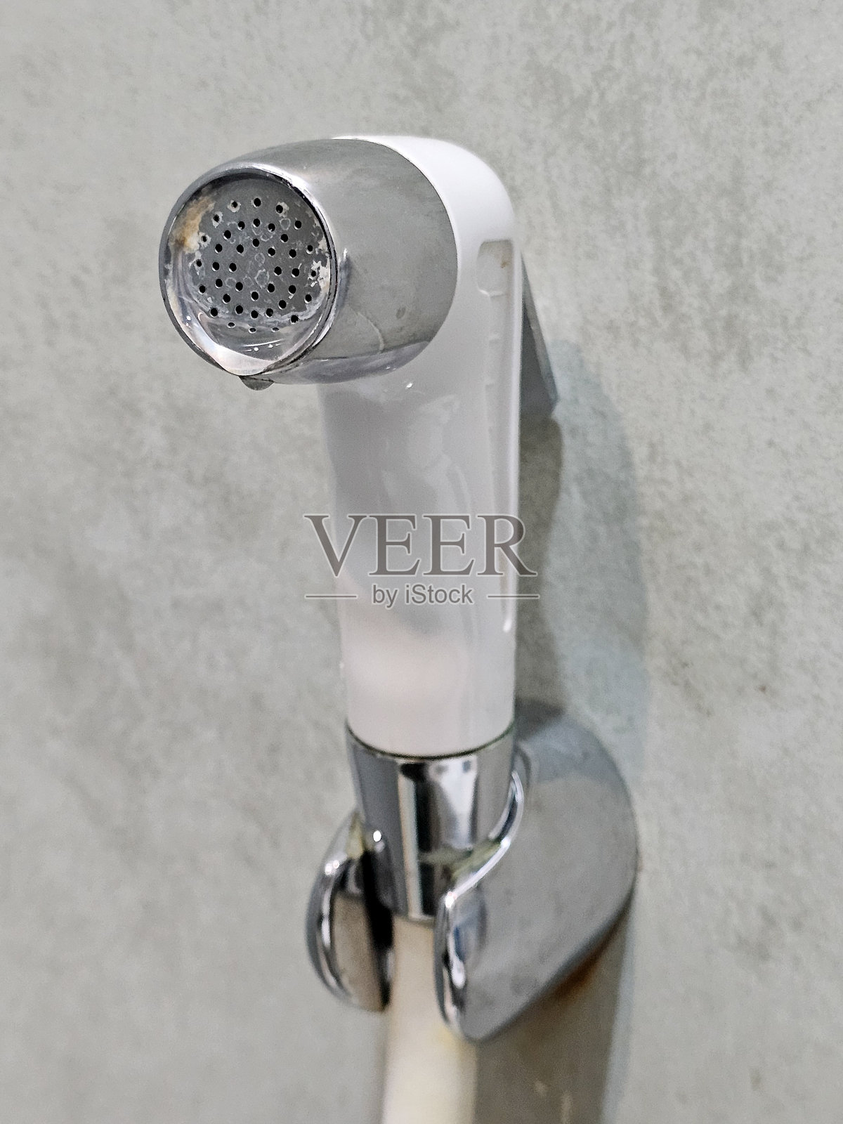 把枪扔厕所里了照片摄影图片