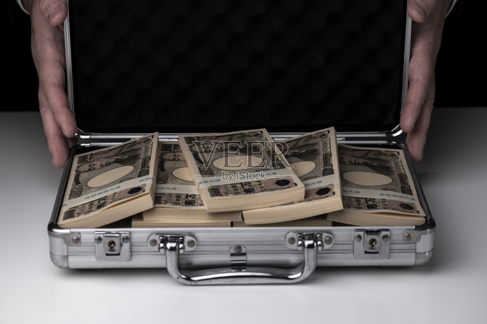 一叠一叠的万日元钞票在附件箱里照片摄影图片