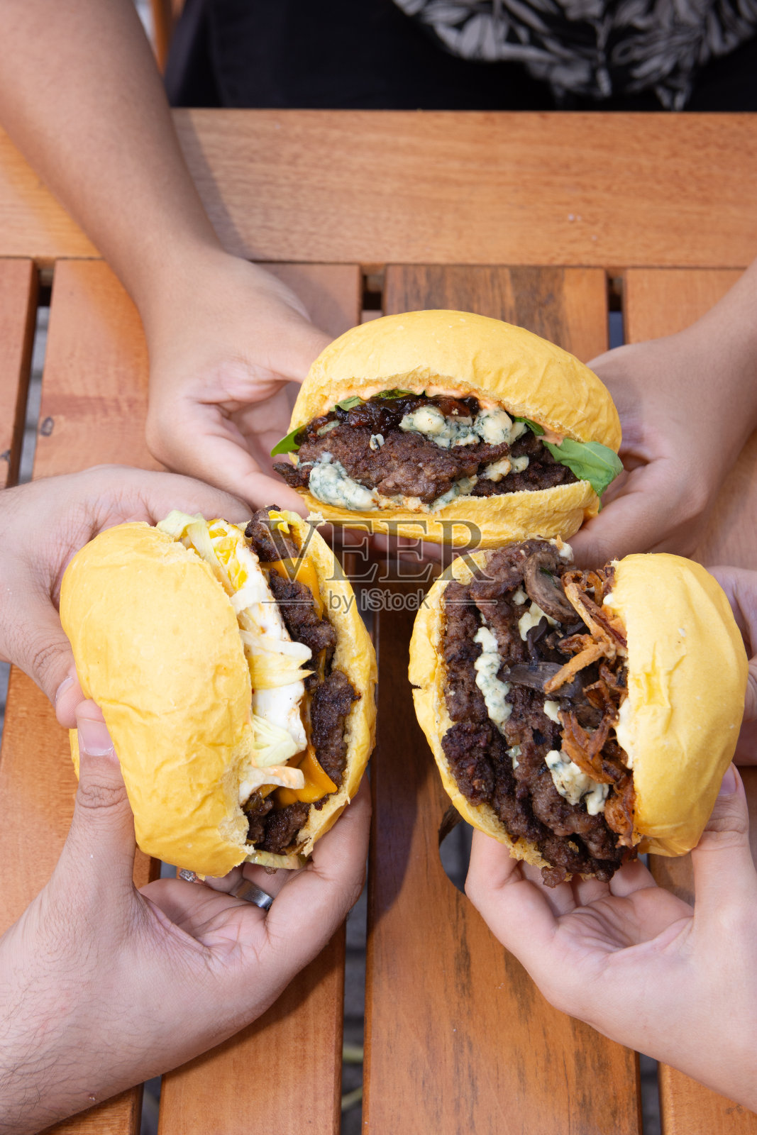 和朋友在餐馆里吃汉堡包照片摄影图片