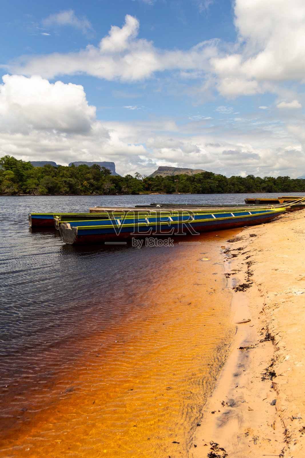 土著独木舟库里亚拉斯在卡奈马国家公园的Carrao河港，委内瑞拉照片摄影图片