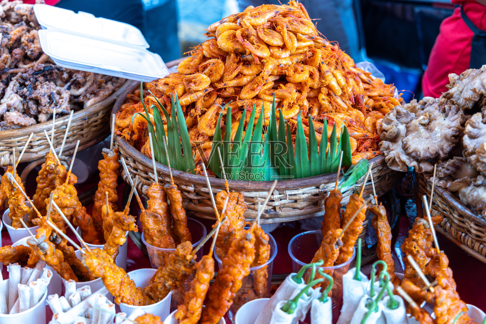菲律宾马尼拉市当地市场的街头小吃。照片摄影图片