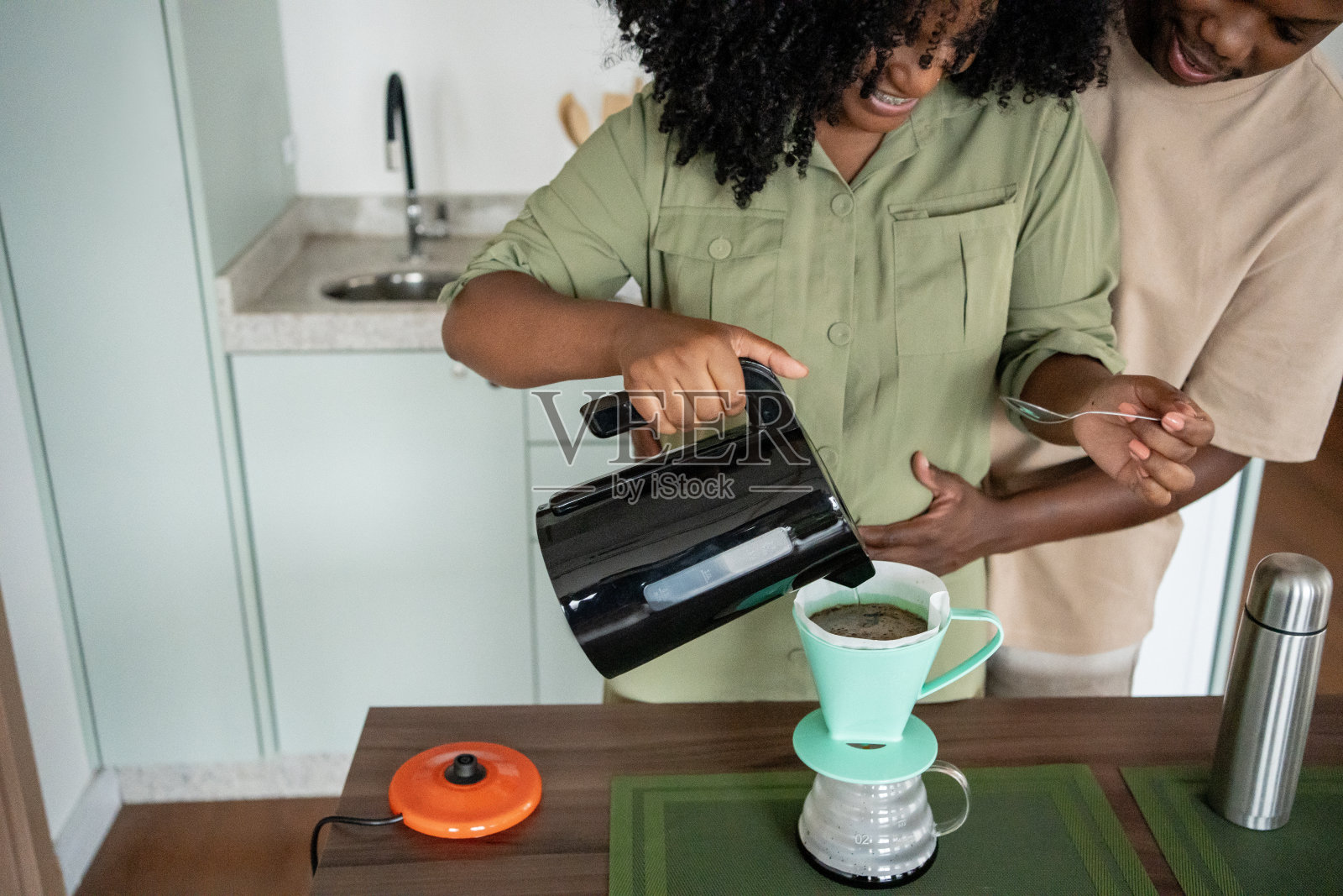 一对夫妇一起准备咖啡照片摄影图片