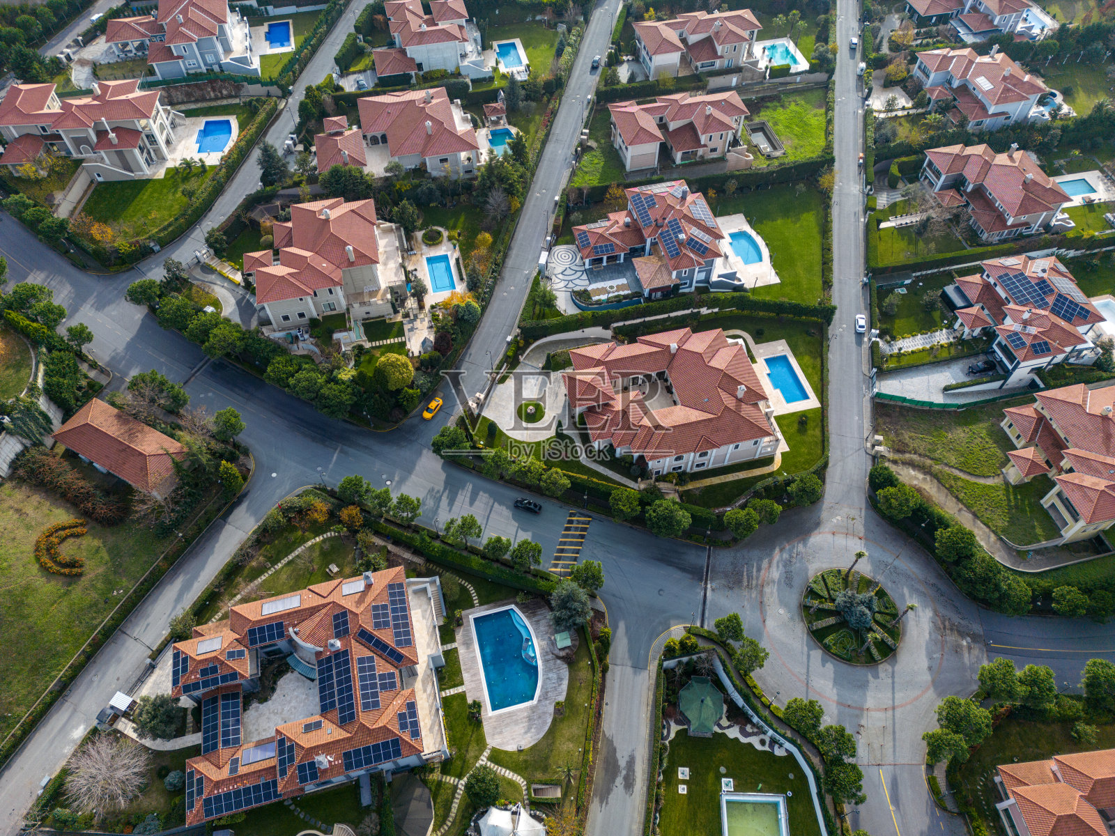 现代建筑屋顶上的太阳能板鸟瞰图，可再生能源的概念照片摄影图片