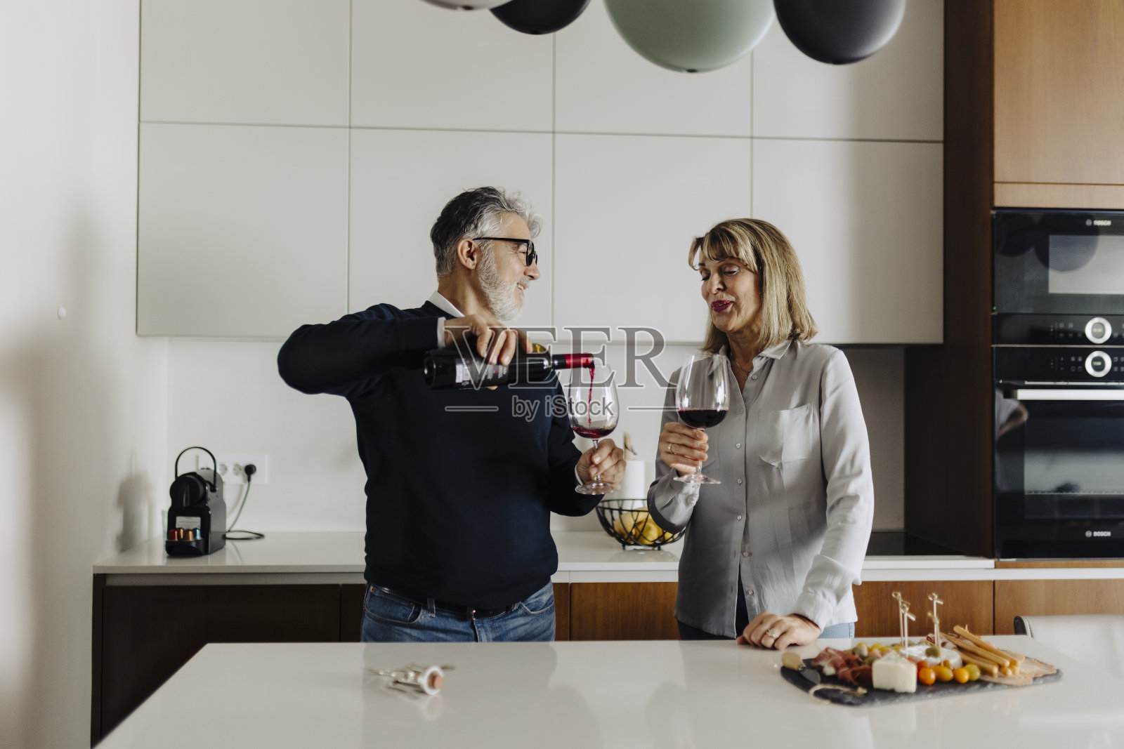 老夫妻在家约会照片摄影图片