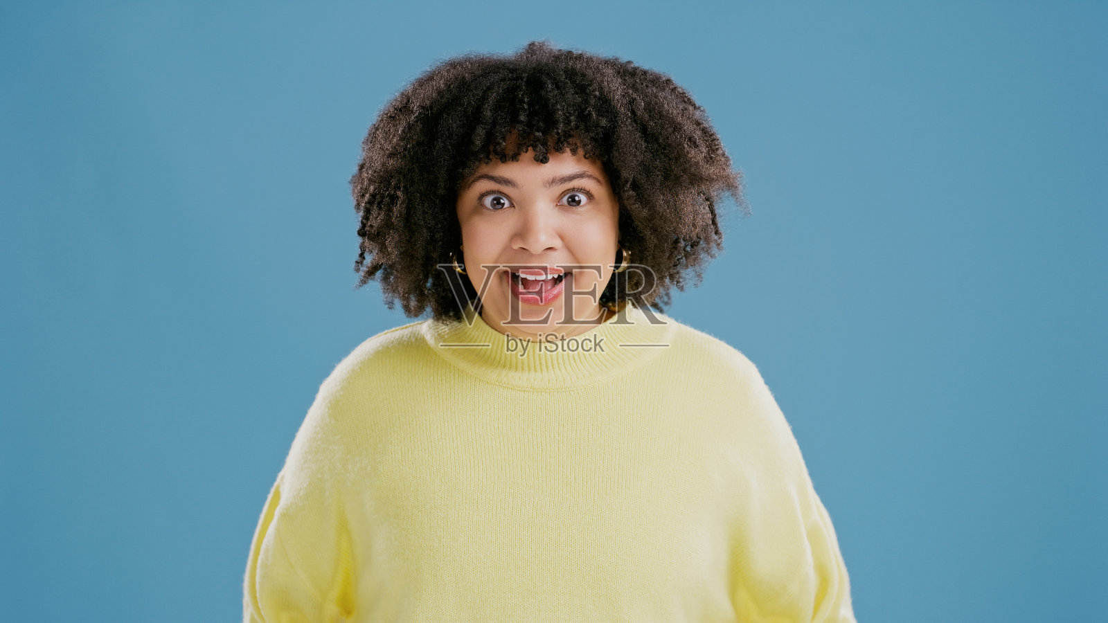 惊喜，新闻和女人的肖像与秘密和宣布与戏剧在蓝色背景的工作室。哇，表情符号和听到八卦、故事或疯狂信息的震惊的人在模型中照片摄影图片