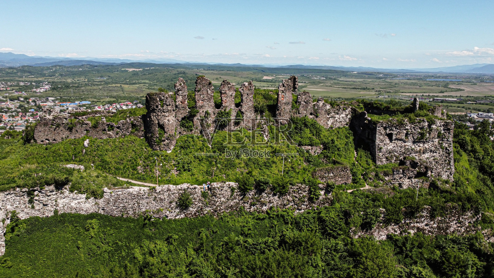 喀尔巴阡山脉附近的赫斯特城堡。照片摄影图片