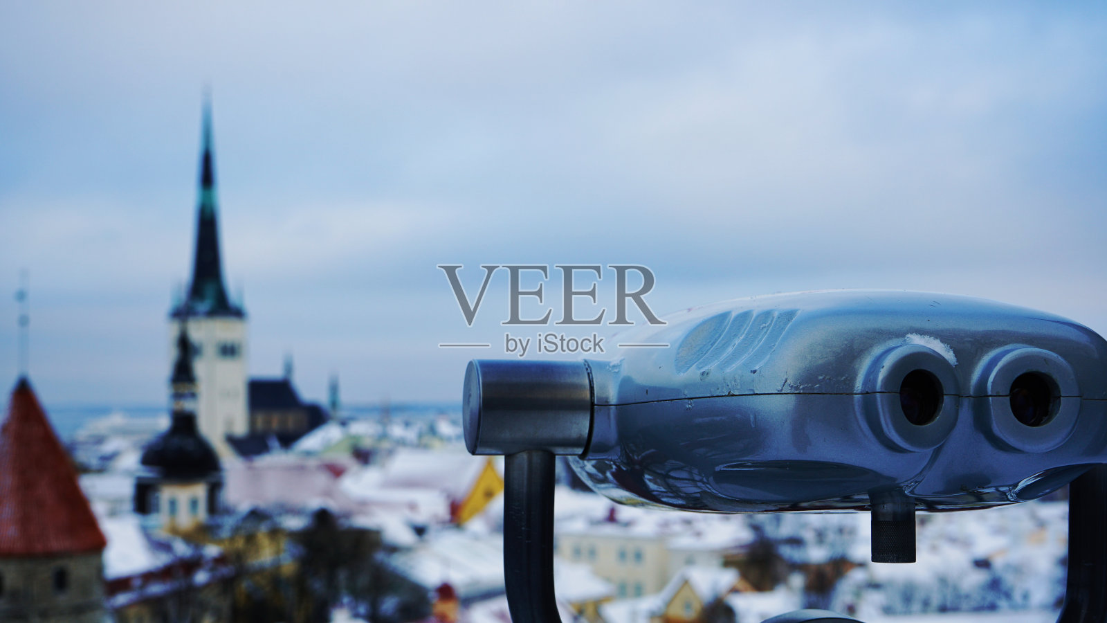 硬币操作的双筒望远镜俯瞰城市照片摄影图片