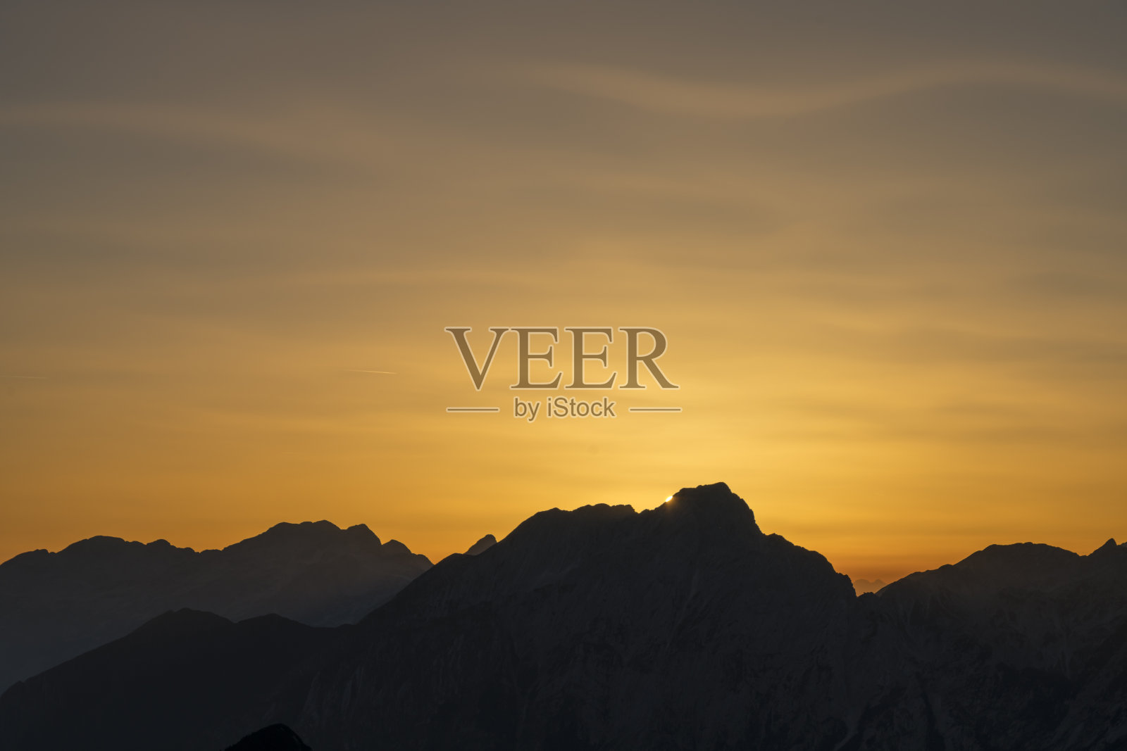 日落时分的朱利安阿尔卑斯山脉照片摄影图片