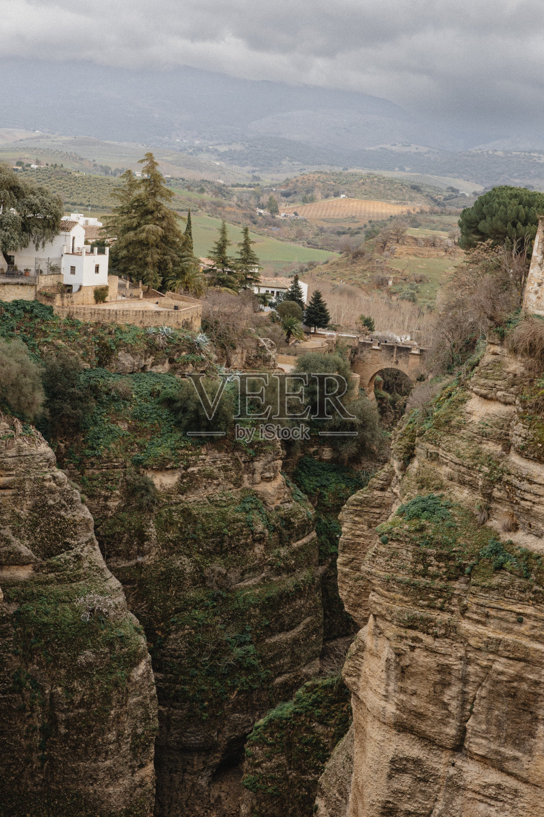 从西班牙隆达新桥上看风景，垂直照片。照片摄影图片