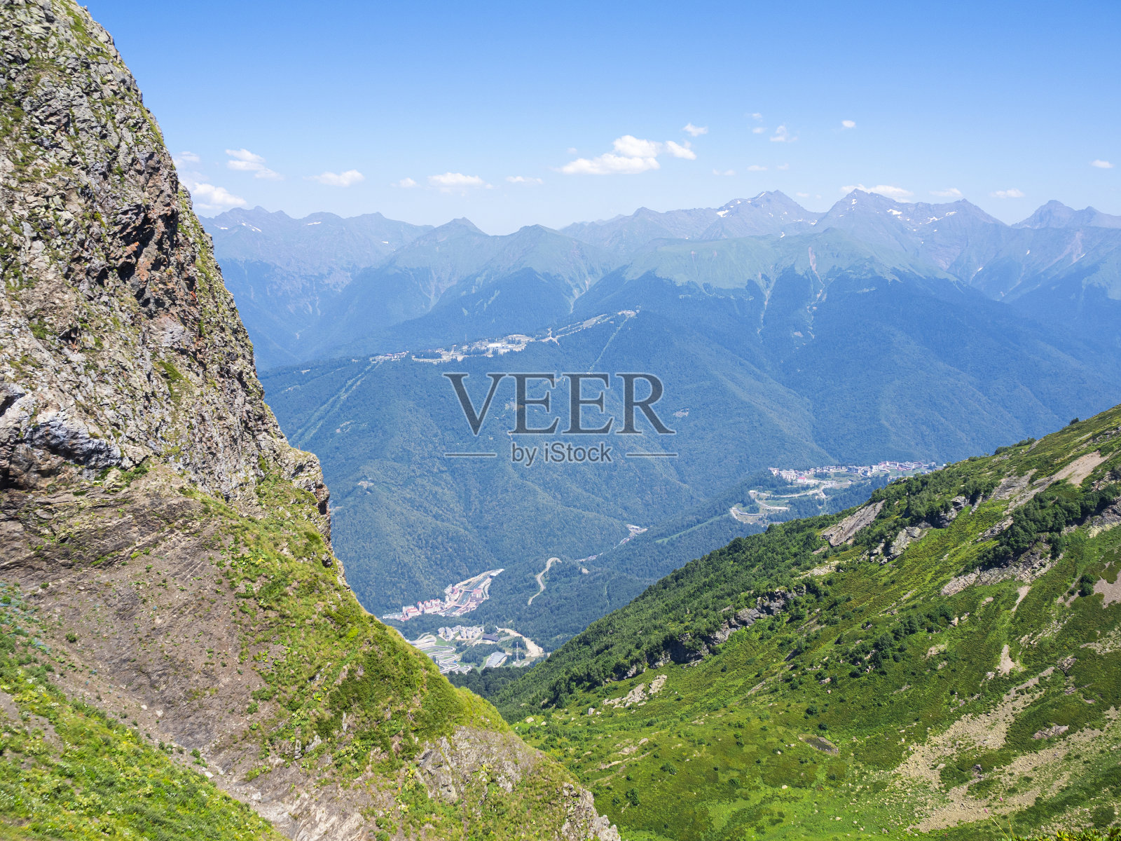 在海拔2375米的黑金字塔之巅，阳光明媚的夏日，高加索山脉一览无余照片摄影图片