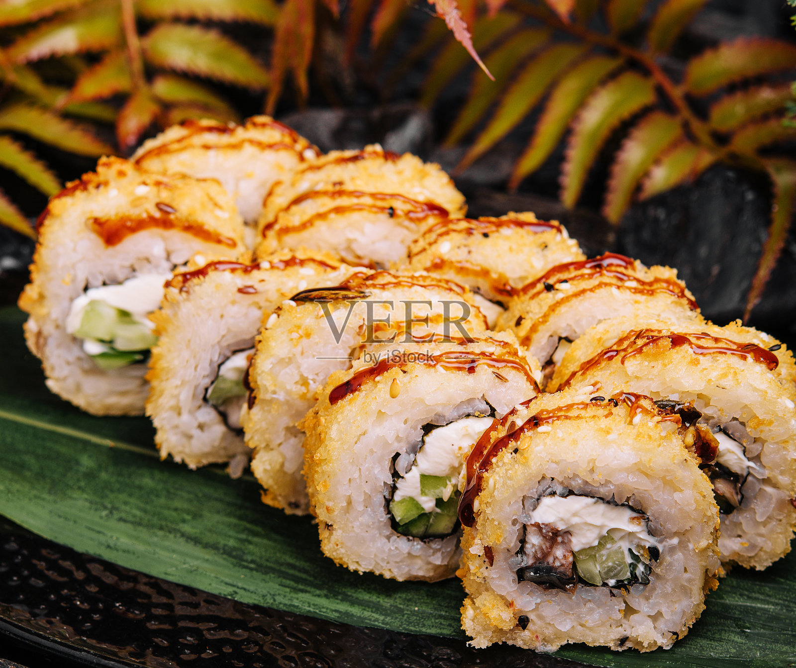 黑色盘子里的热寿司卷照片摄影图片