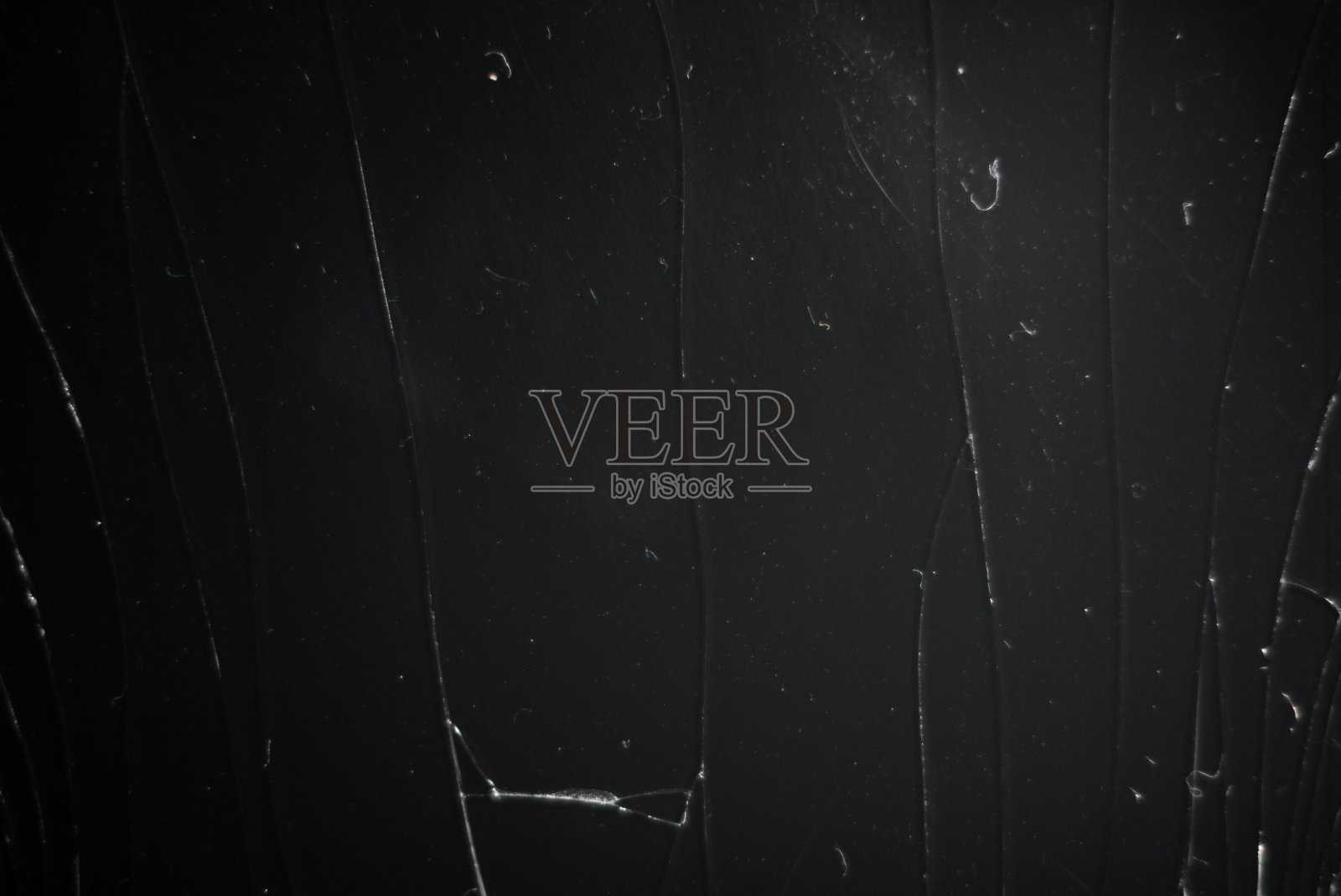 显示屏玻璃破裂。屏幕破裂的智能手机特写。照片摄影图片