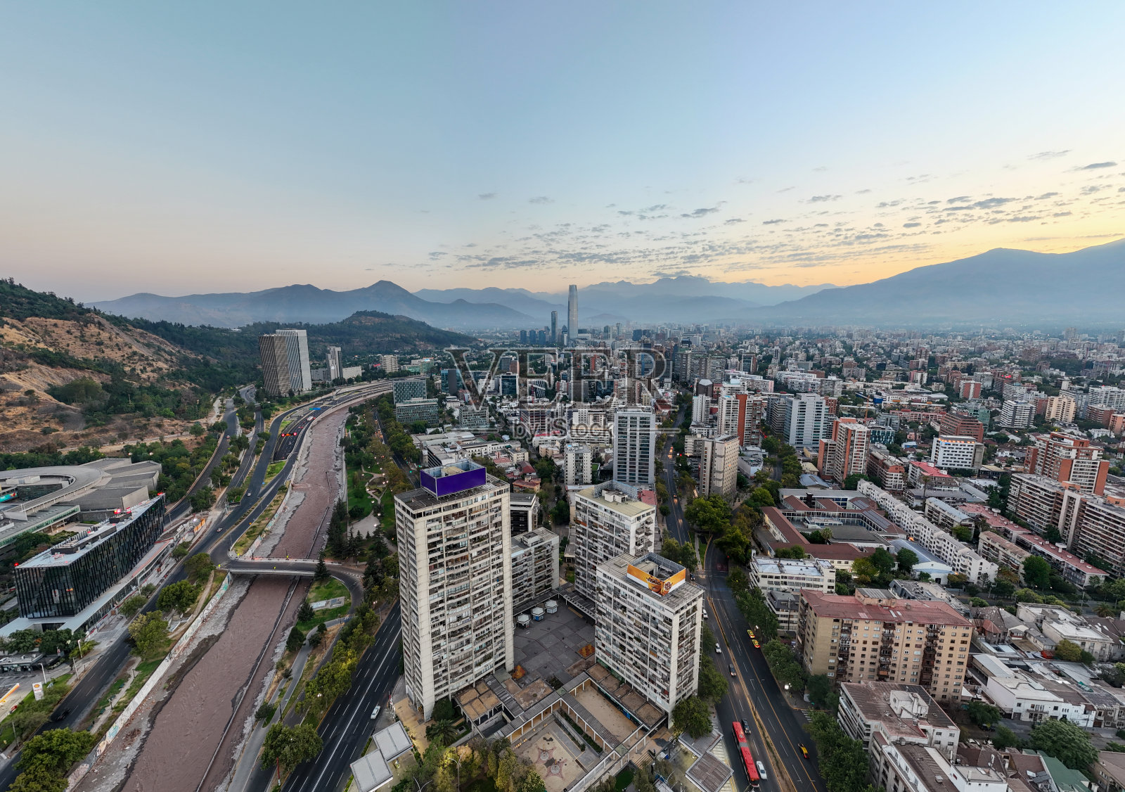 夏日清晨，智利圣地亚哥市中心全景照片摄影图片