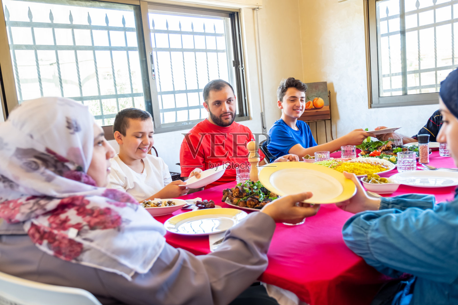 阿拉伯穆斯林家庭在开斋节会议上共进晚餐照片摄影图片