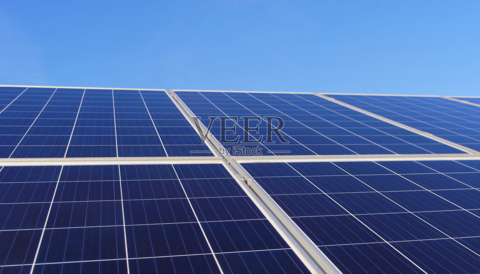 蓝天下的多晶光伏板。照片摄影图片