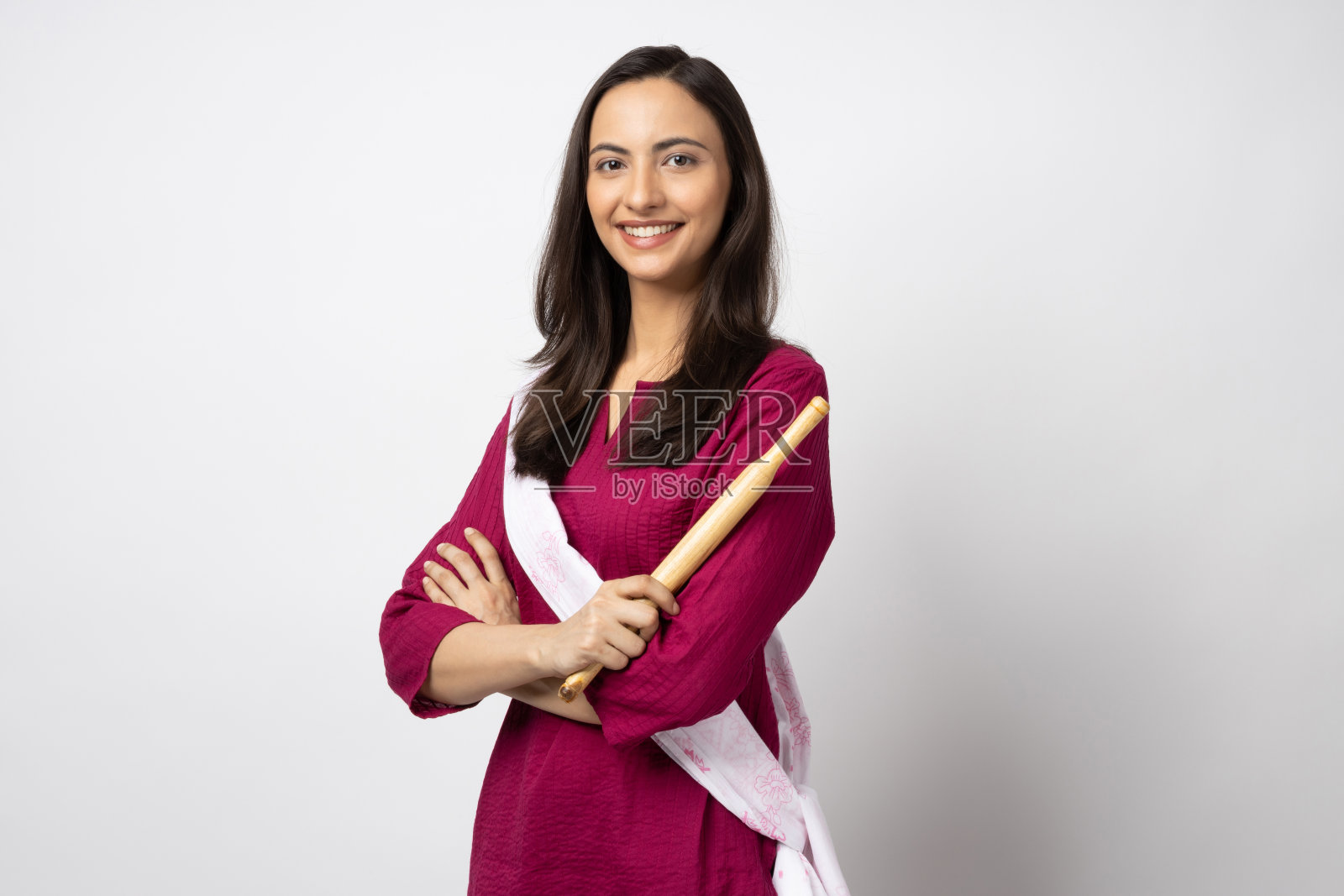 印度年轻女子的肖像穿着休闲服装孤立在白色背景的股票照片照片摄影图片