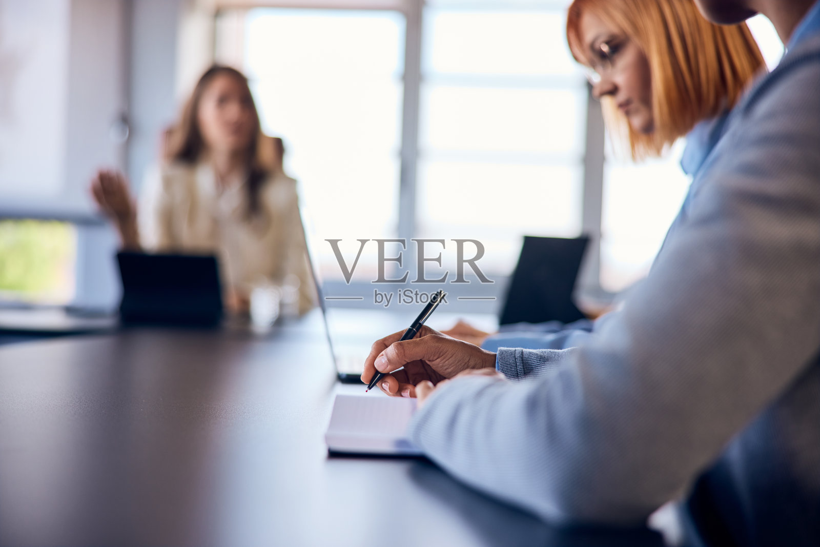 商务女性在会议室开会，为公司制定计划的照片。照片摄影图片