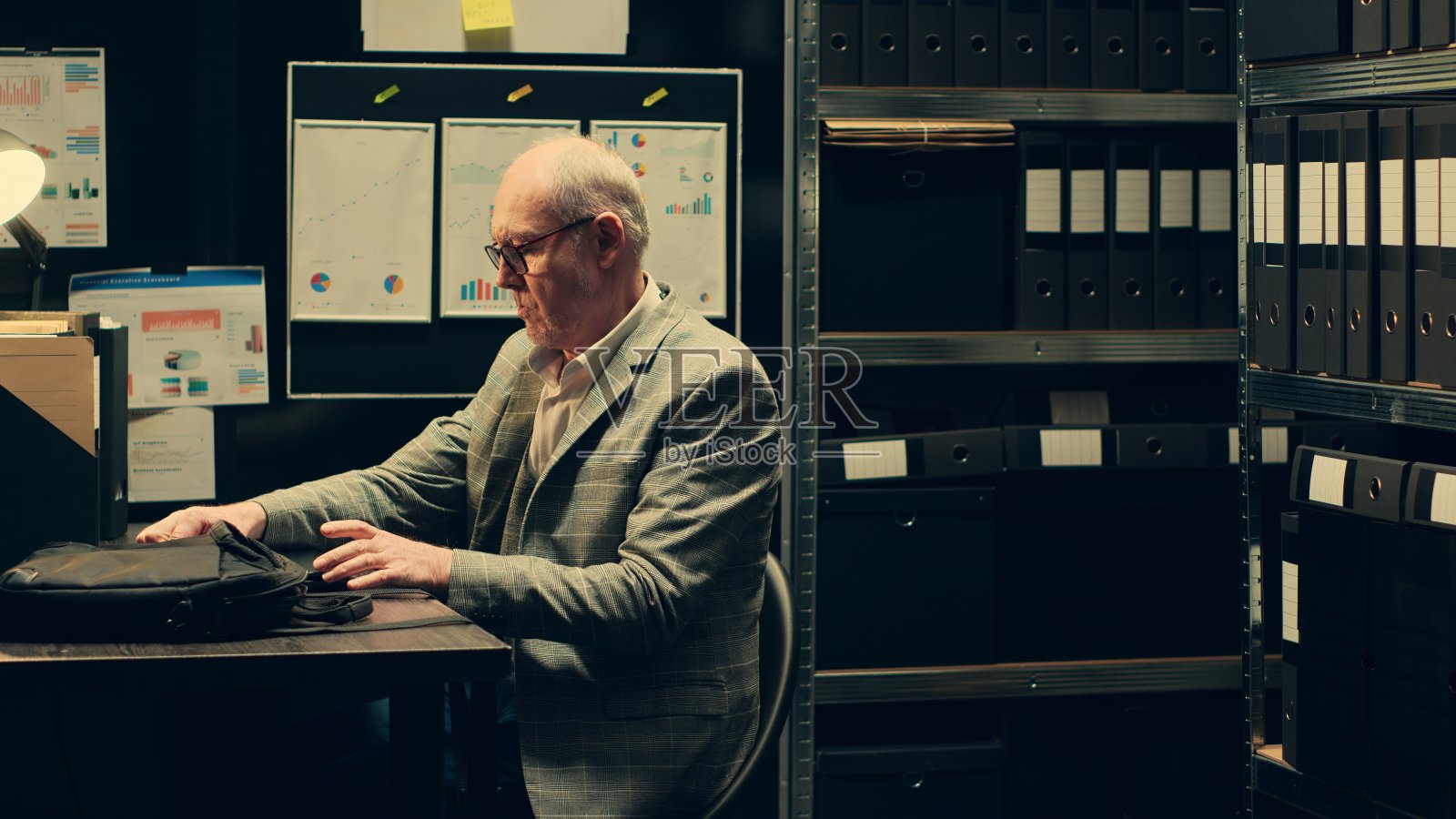 私家侦探打开笔记本电脑交叉检验法医证据照片摄影图片