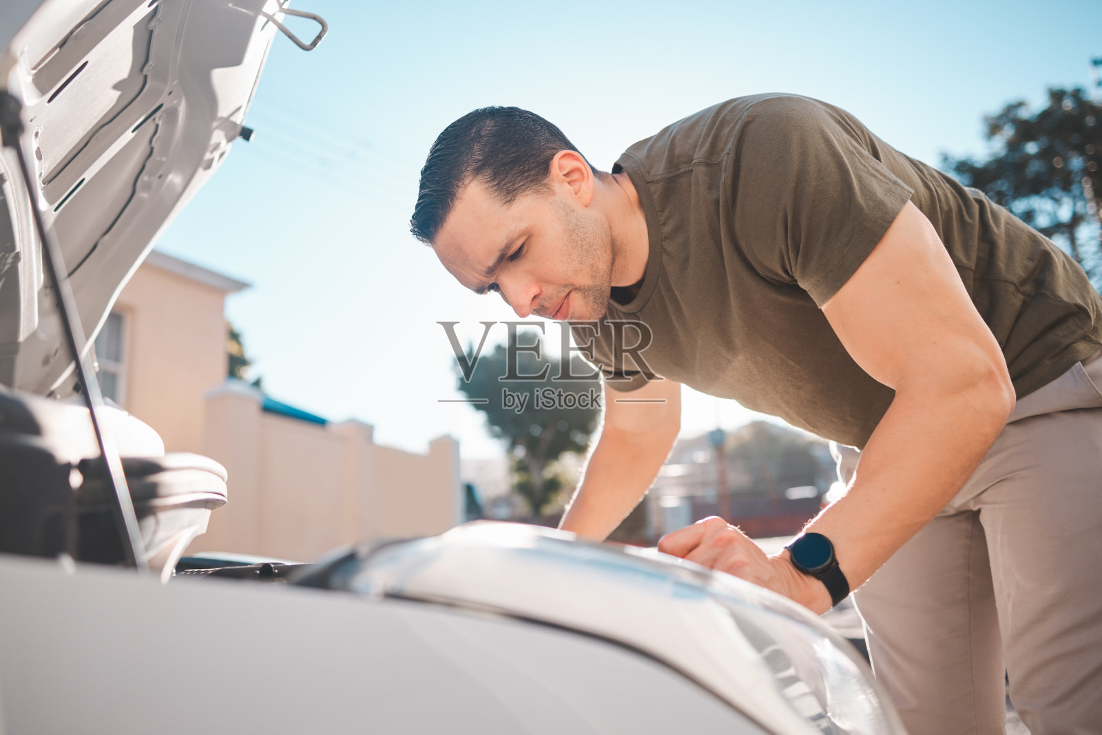 压力，汽车问题和人困惑在街上与危机，灾难或发动机检查。汽车故障、卡死或油、气、燃料错误的车辆、故障和男性人员在旅行途中照片摄影图片