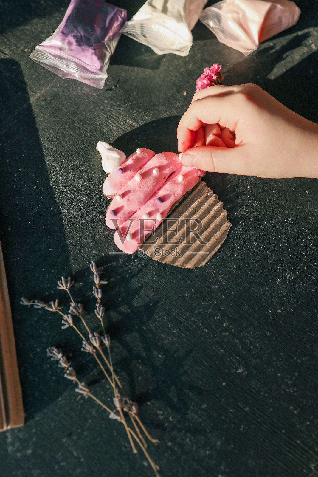 一个孩子用橡皮泥雕刻，一个活动的想法照片摄影图片