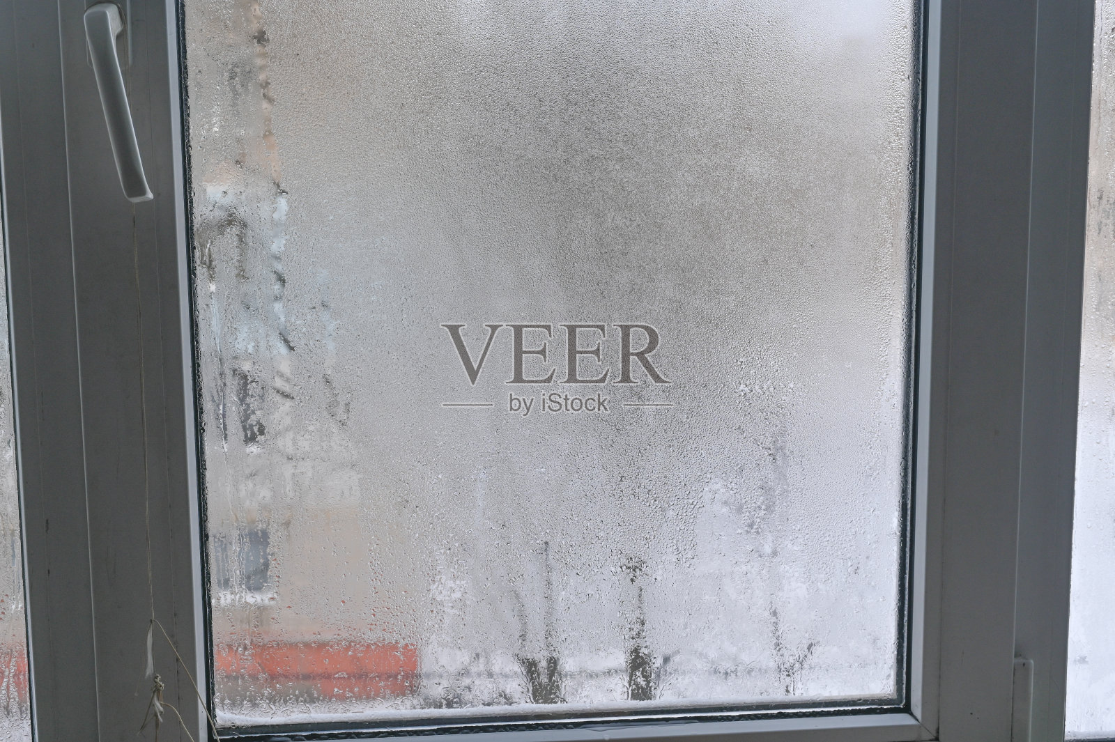 水珠落在窗户上。玻璃上凝结了。照片摄影图片