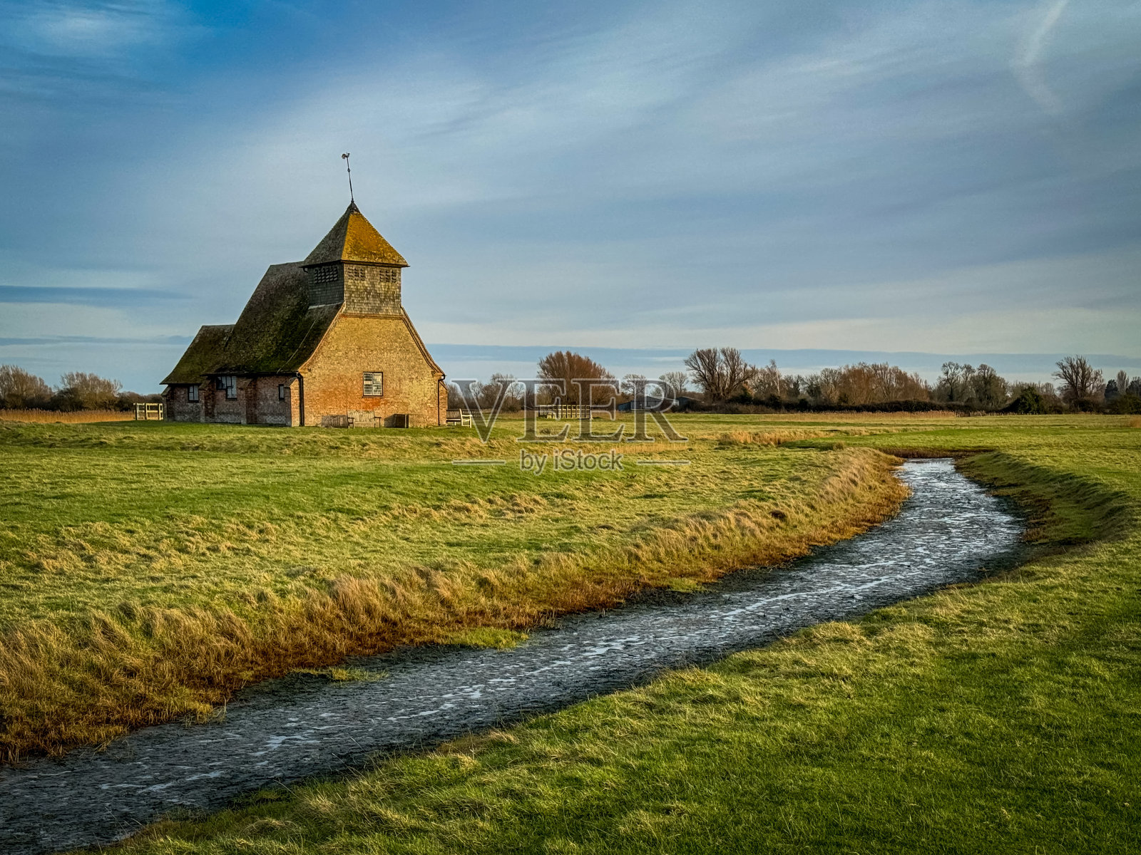 沼泽里的教堂照片摄影图片