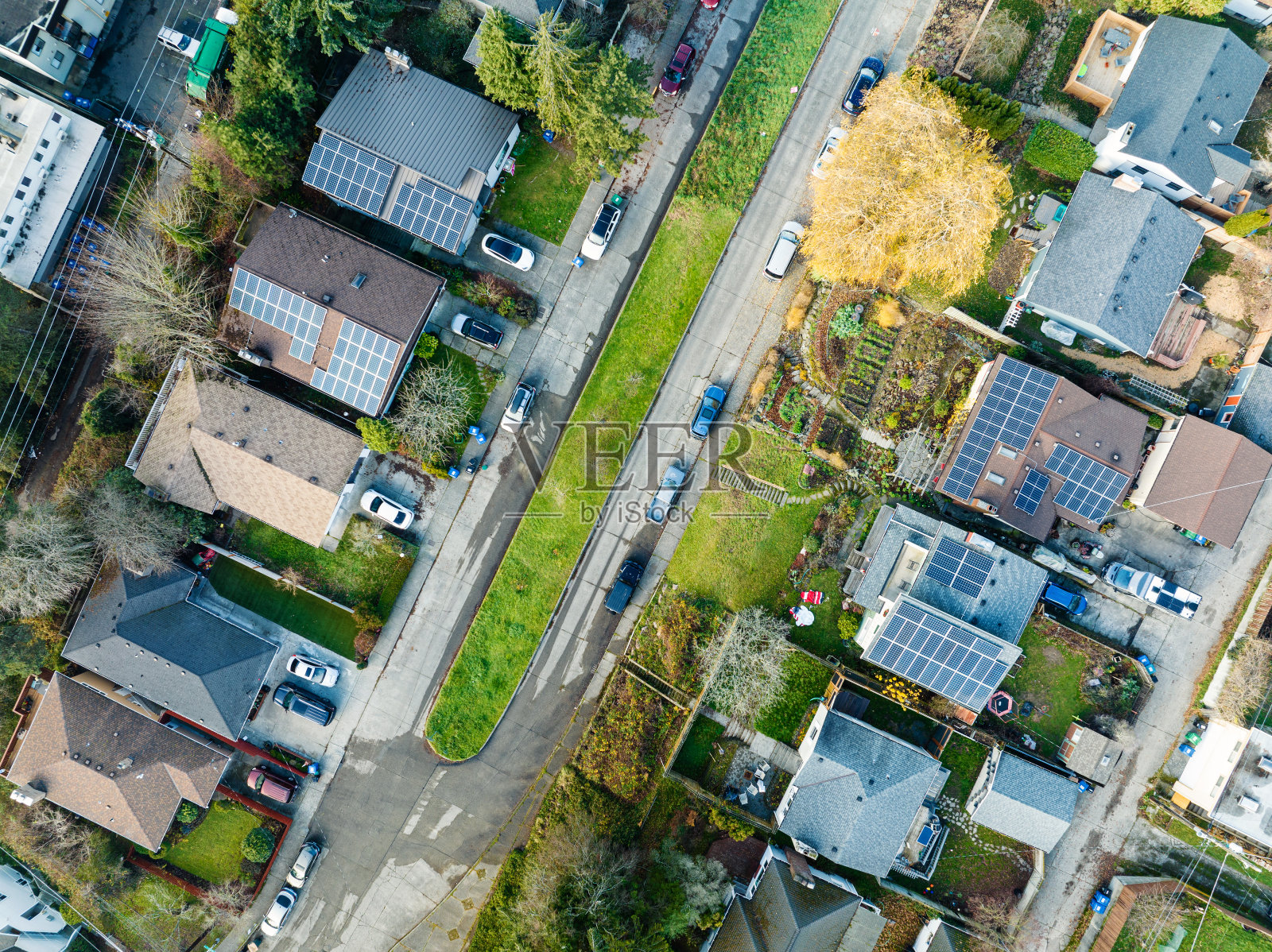 城市房屋上的太阳能电池板照片摄影图片