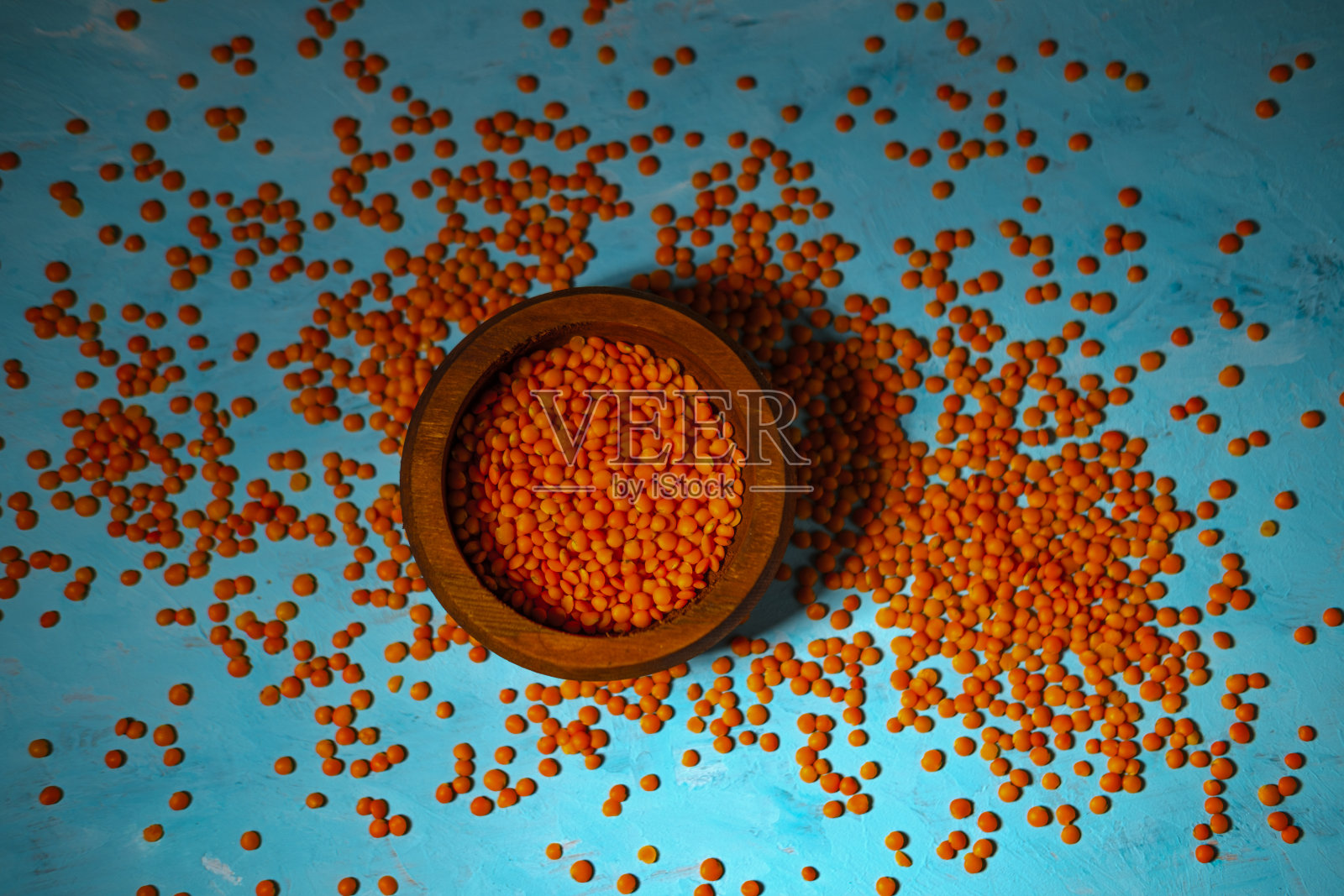 蓝色背景的扁豆谷物，豌豆科谷物照片摄影图片