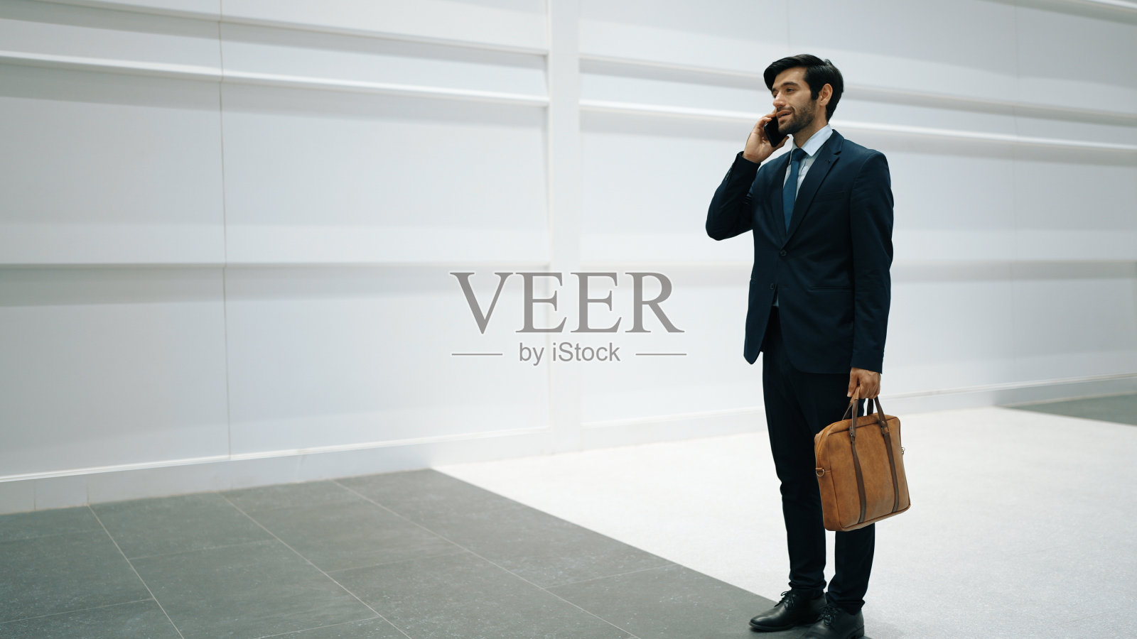 熟练的经理使用电话联系同事有关项目。非常高兴的。照片摄影图片