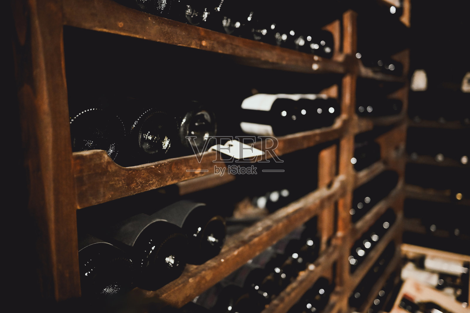 酒窖里的酒瓶。照片摄影图片