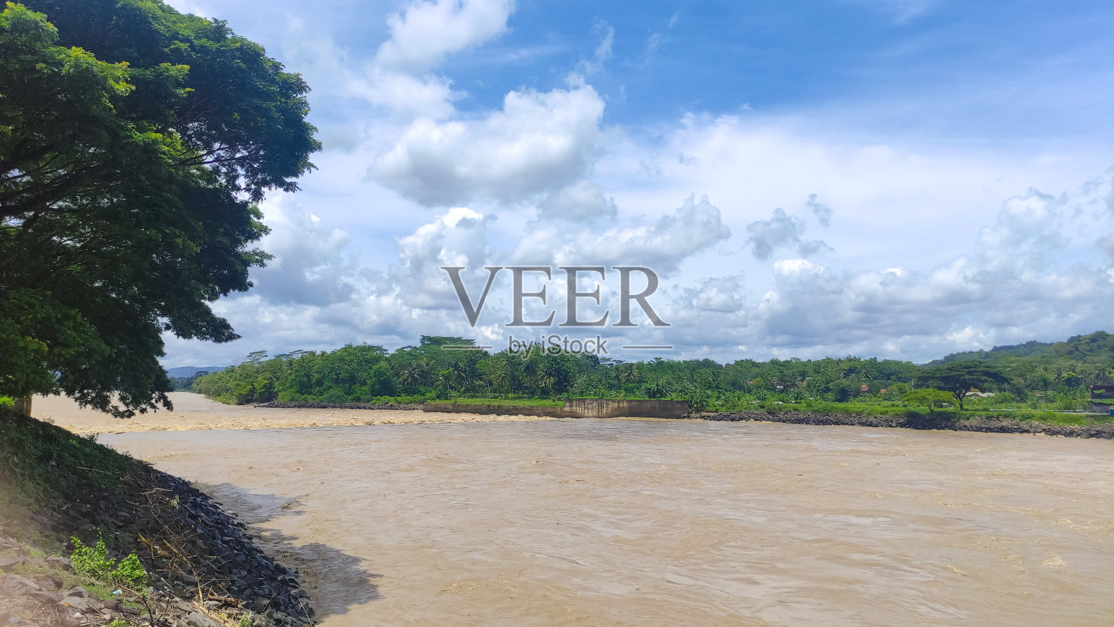 大水流的色来江景观，白天的色来江景观照片摄影图片