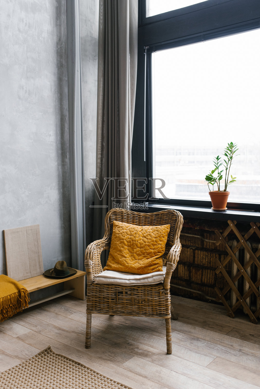 黄色坐垫的柳条椅，内饰可爱。舒适的房子。斯堪的纳维亚式客厅的室内设计照片摄影图片