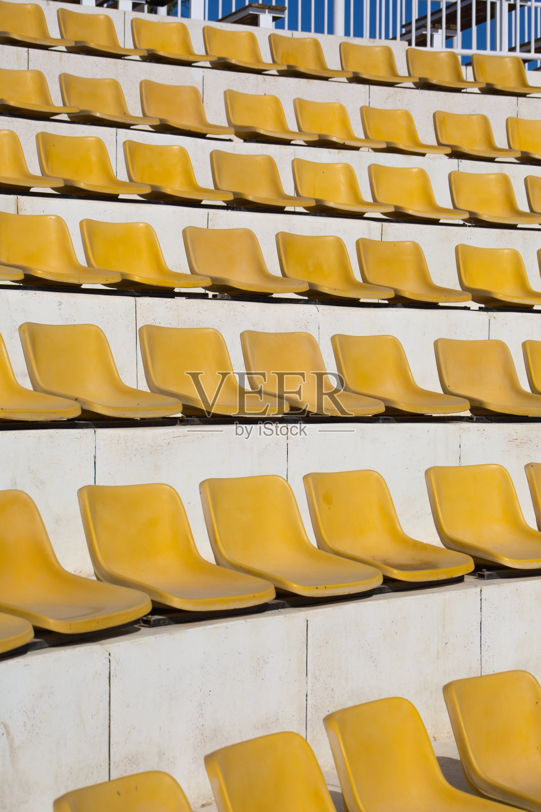 空旷的黄色看台座椅排布照片摄影图片