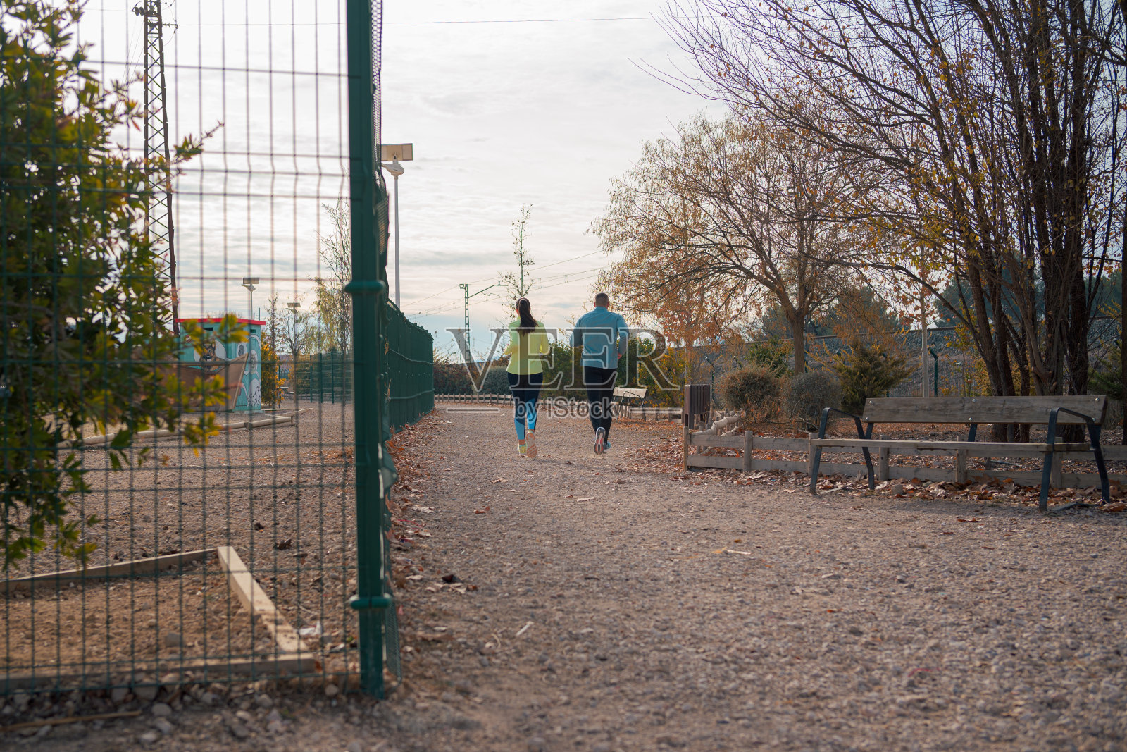 一个男人和一个女人在公园里跑步照片摄影图片