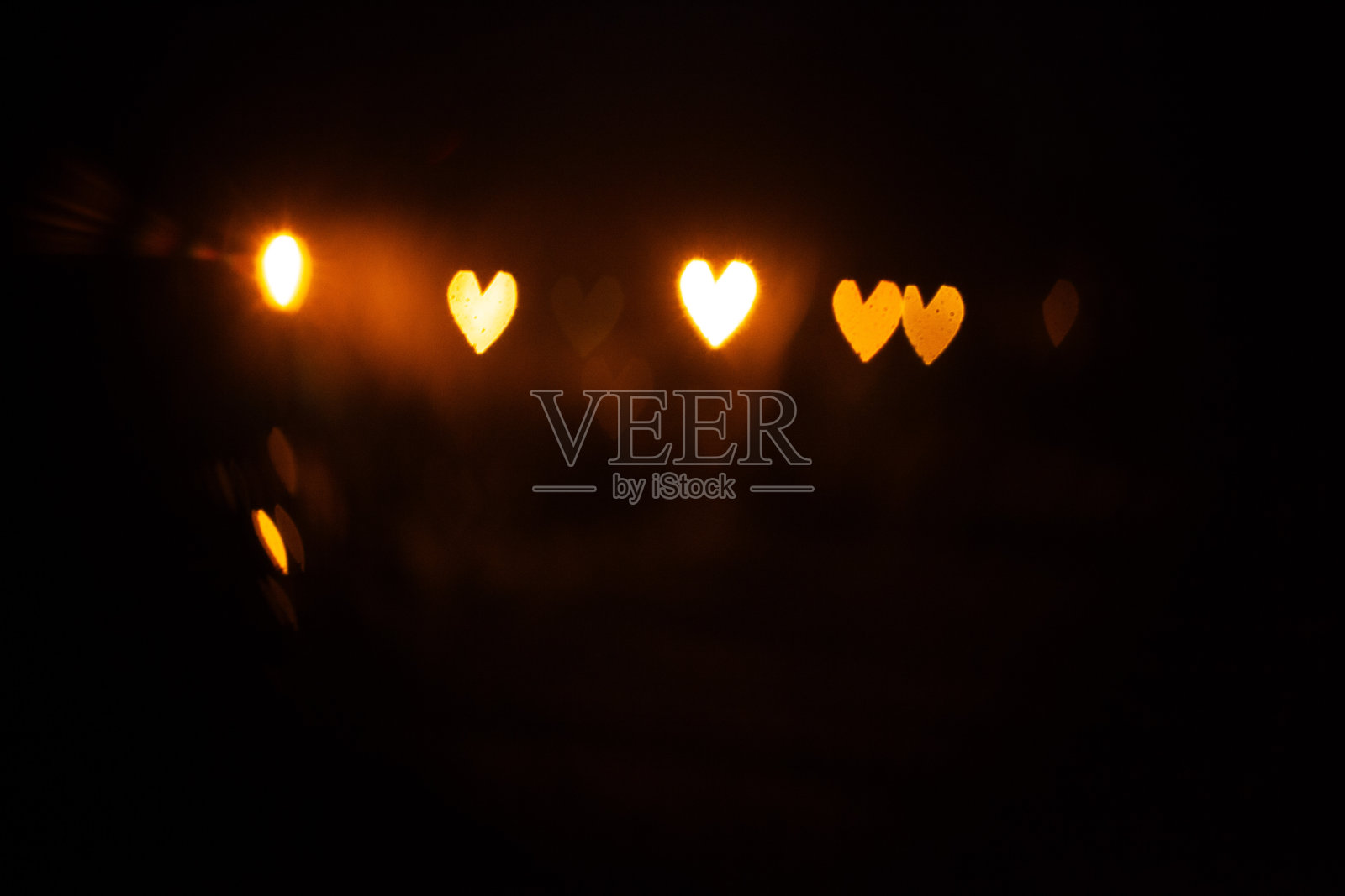 心形的灯在发光。照片摄影图片