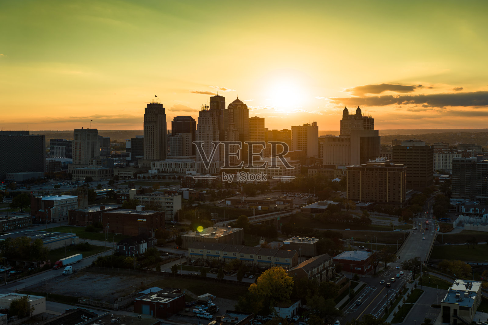 堪萨斯市中心，密苏里州的秋天日落-航拍照片摄影图片