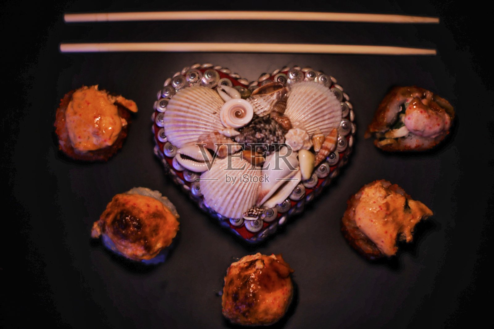 黑色背景上的烤面包卷照片摄影图片