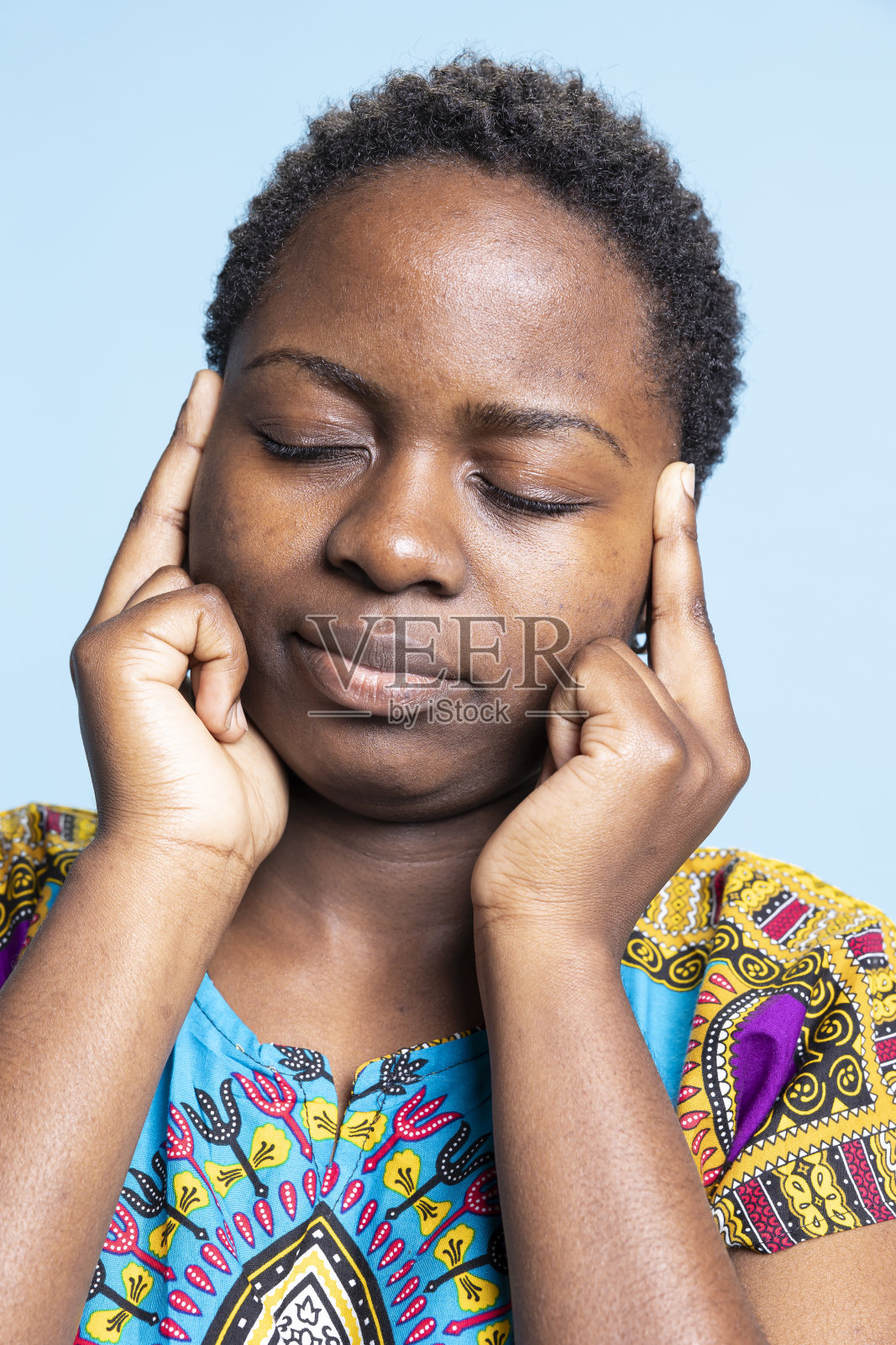 非裔美国女孩患有严重的偏头痛照片摄影图片